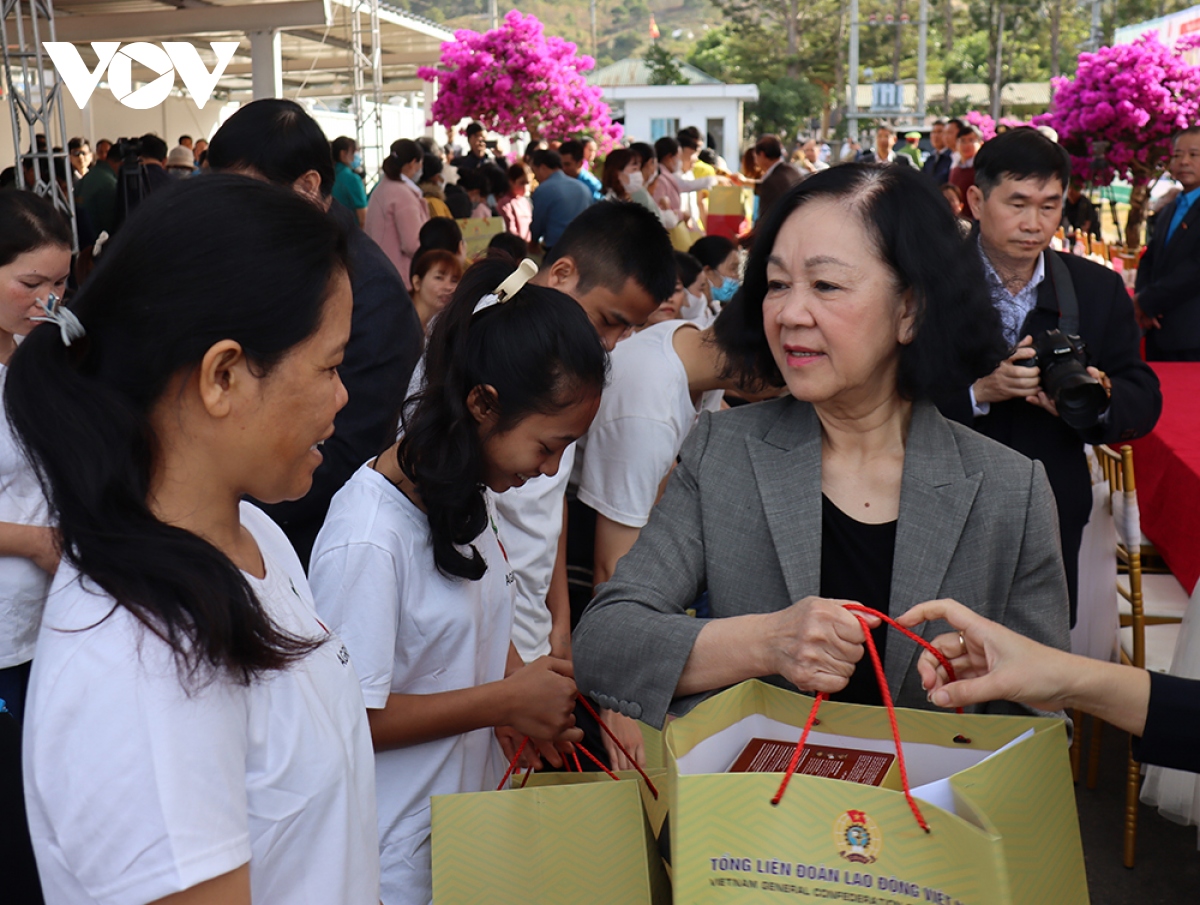 Thường trực Ban Bí thư tặng quà Tết công nhân ở Lâm Đồng