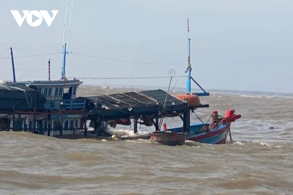 Cứu 19 ngư dân tỉnh Tiền Giang đi đánh cá bị chìm tàu