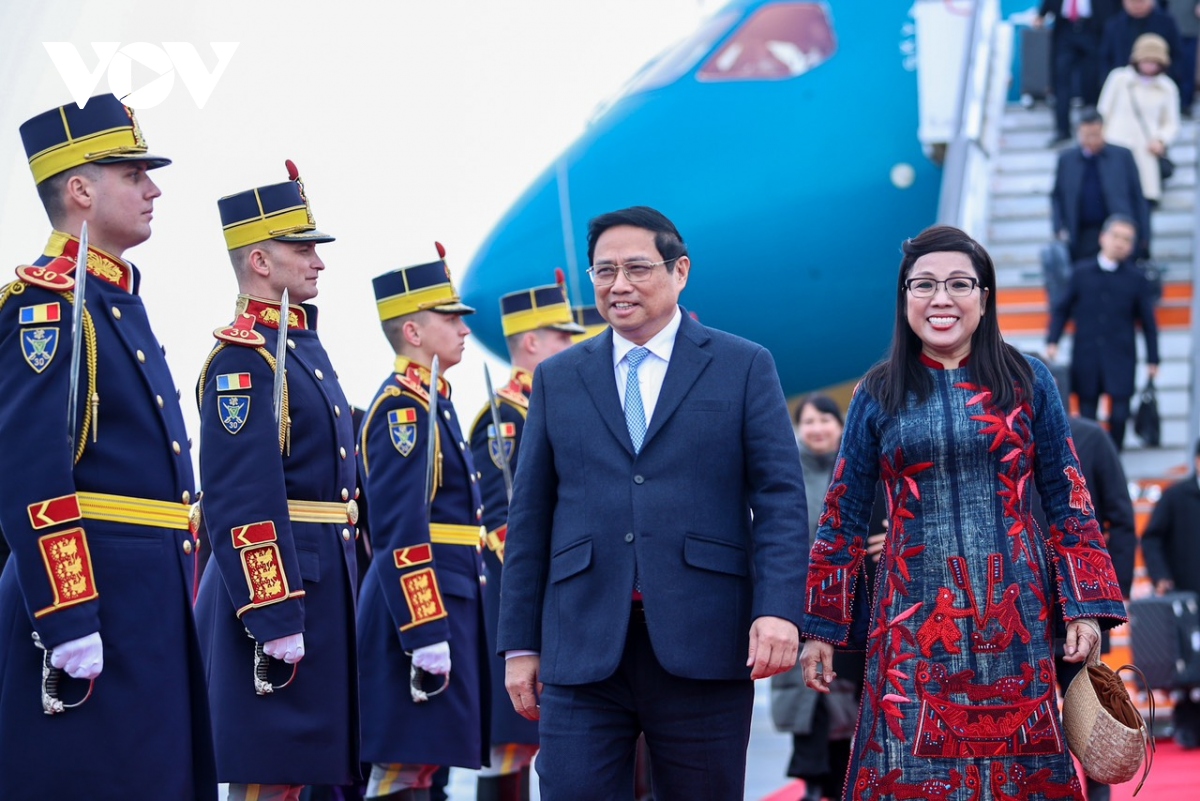 Thủ tướng Phạm Minh Chính tới Thủ đô Bucharest, bắt đầu thăm chính thức Romania