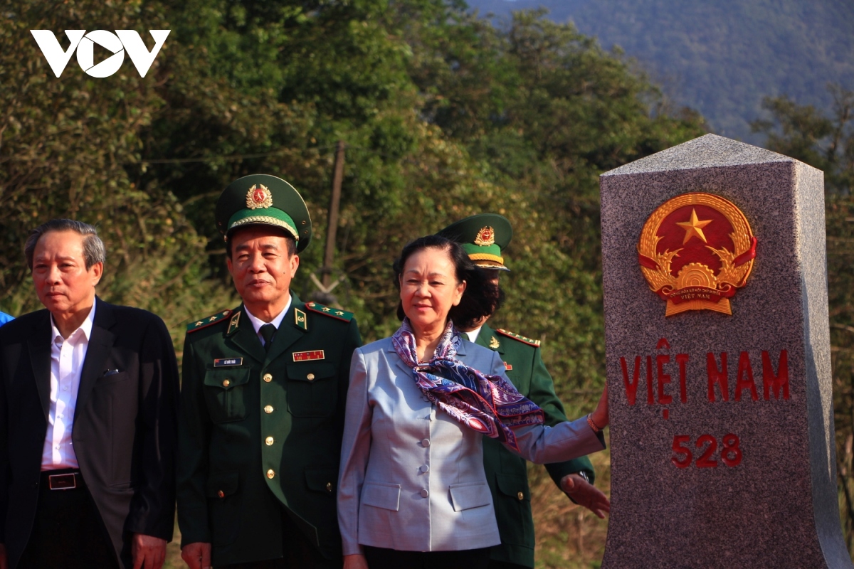 Thường trực Ban Bí thư thăm, tặng quà nhân dân chiến sỹ ở biên giới Quảng Bình