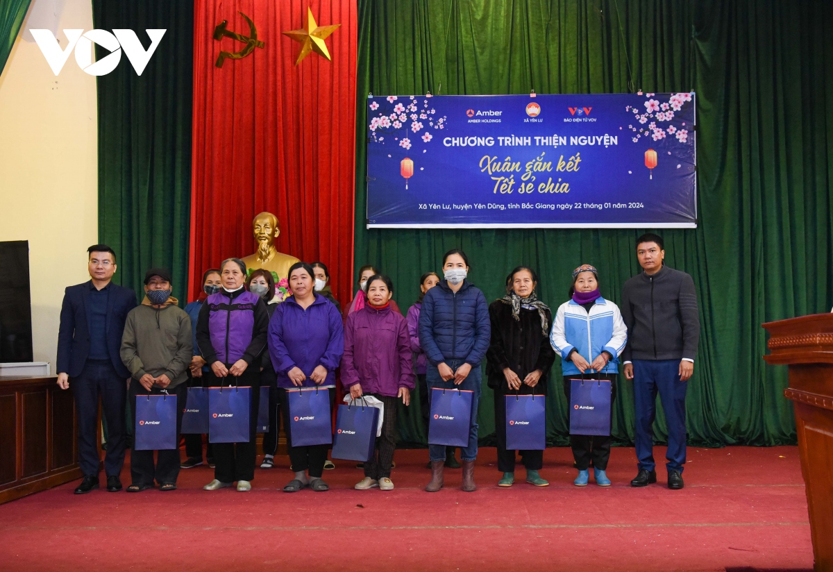 Báo Điện tử VOV và Amber Holdings tặng quà cho người nghèo ở Bắc Giang