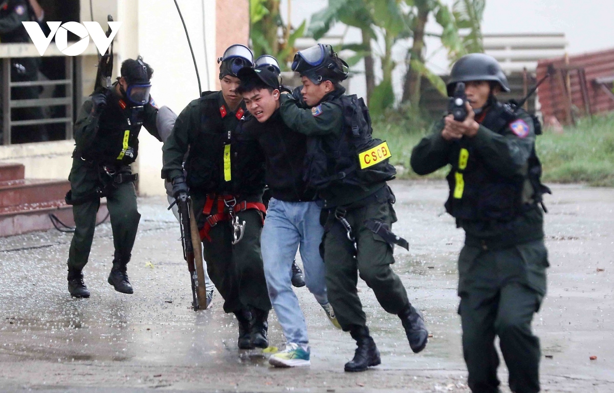 Cận cảnh Cảnh sát gìn giữ hòa bình Việt Nam đu dây bắn súng, giải cứu con tin