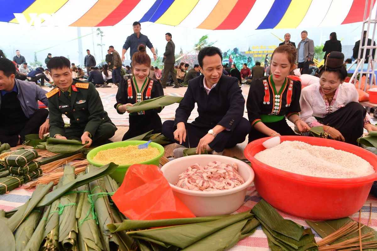 Gói 10.000 chiếc bánh chưng tặng hộ nghèo nơi biên giới Điện Biên