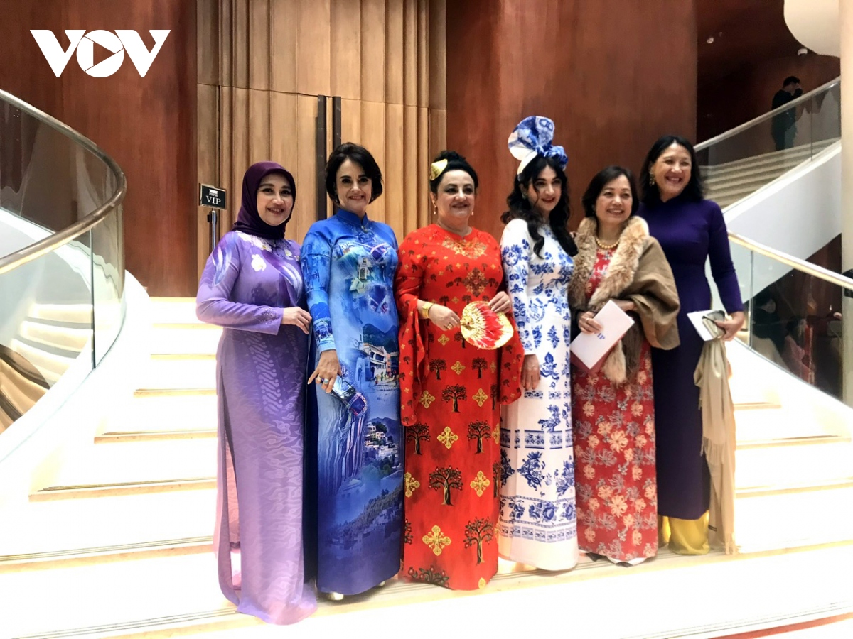 Phu nhân đại sứ nhiều nước duyên dáng trong tà áo dài Việt Nam