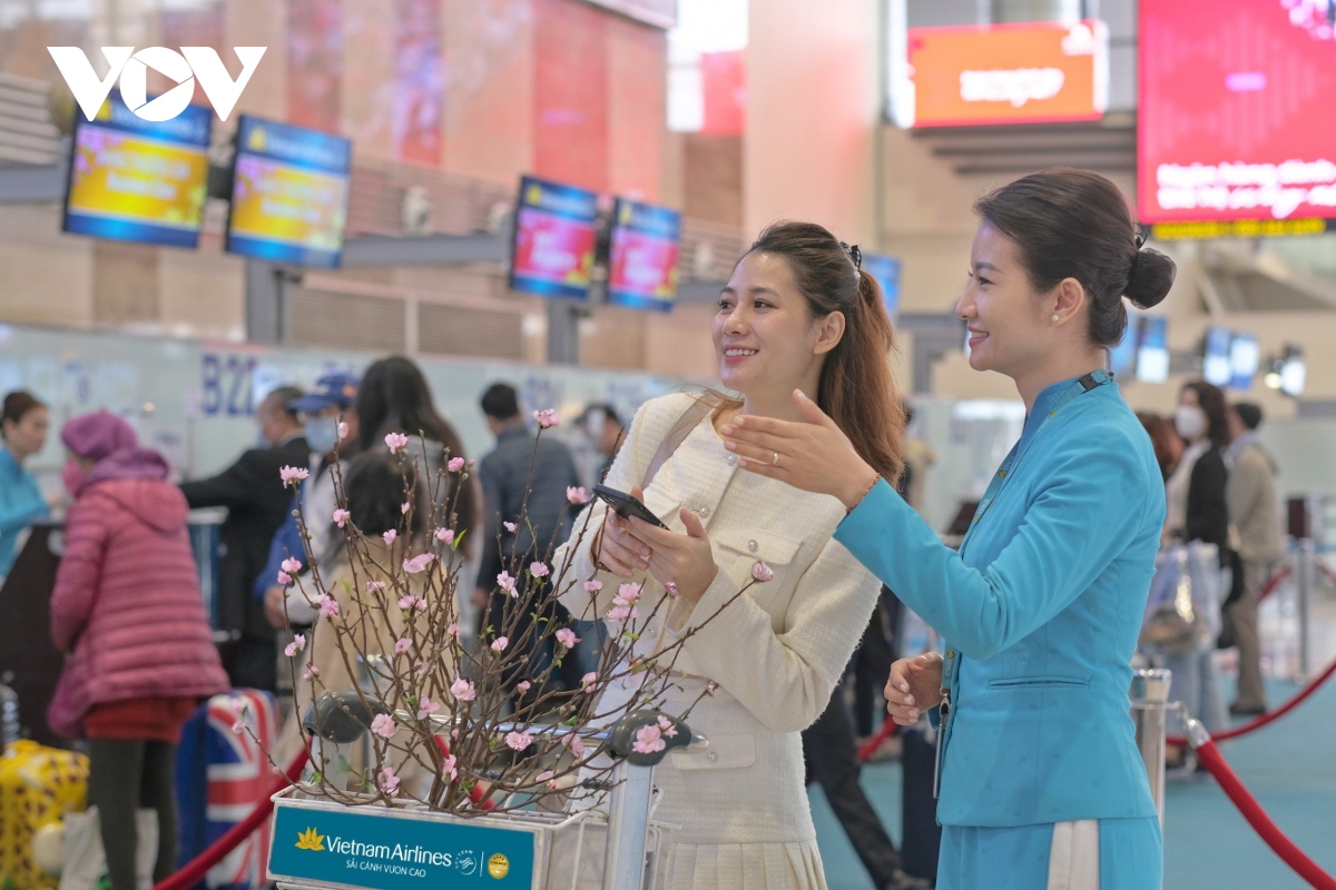 Hơn 141.200 khách qua sân bay Tân Sơn Nhất trong ngày làm việc đầu năm mới