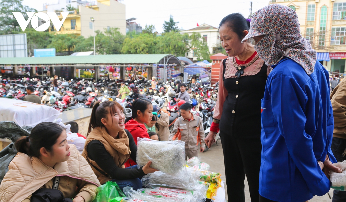 Rộn ràng phiên chợ cuối cùng trong năm ở vùng cao Bình Liêu, Quảng Ninh
