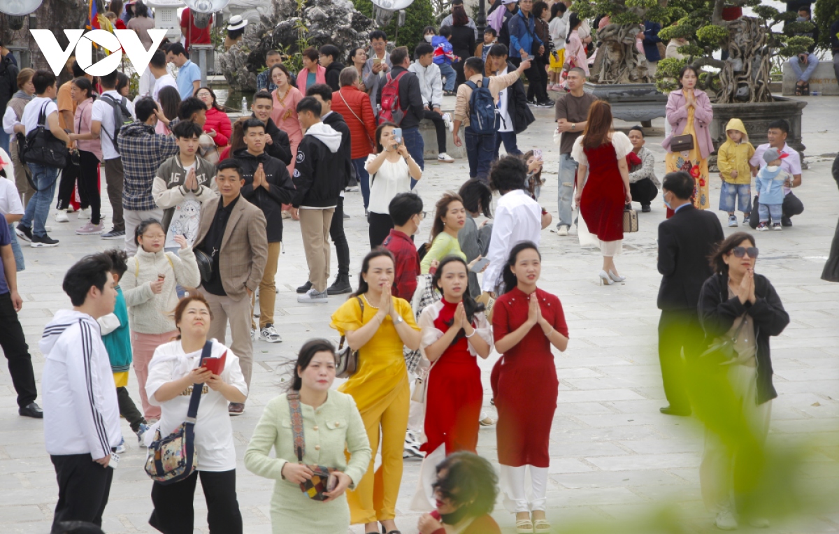 Mùng 1 Tết, hàng nghìn người đổ về điểm “hội tụ tâm linh” lớn nhất Đà Nẵng