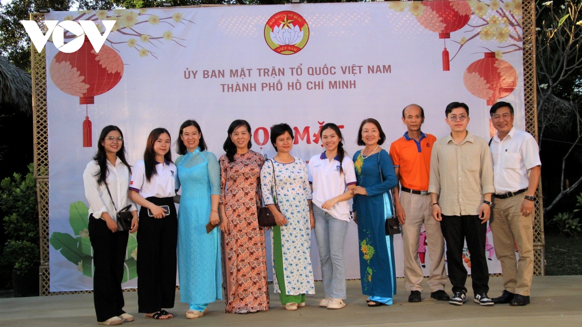 Gia đình Việt với sinh viên Lào và Campuchia