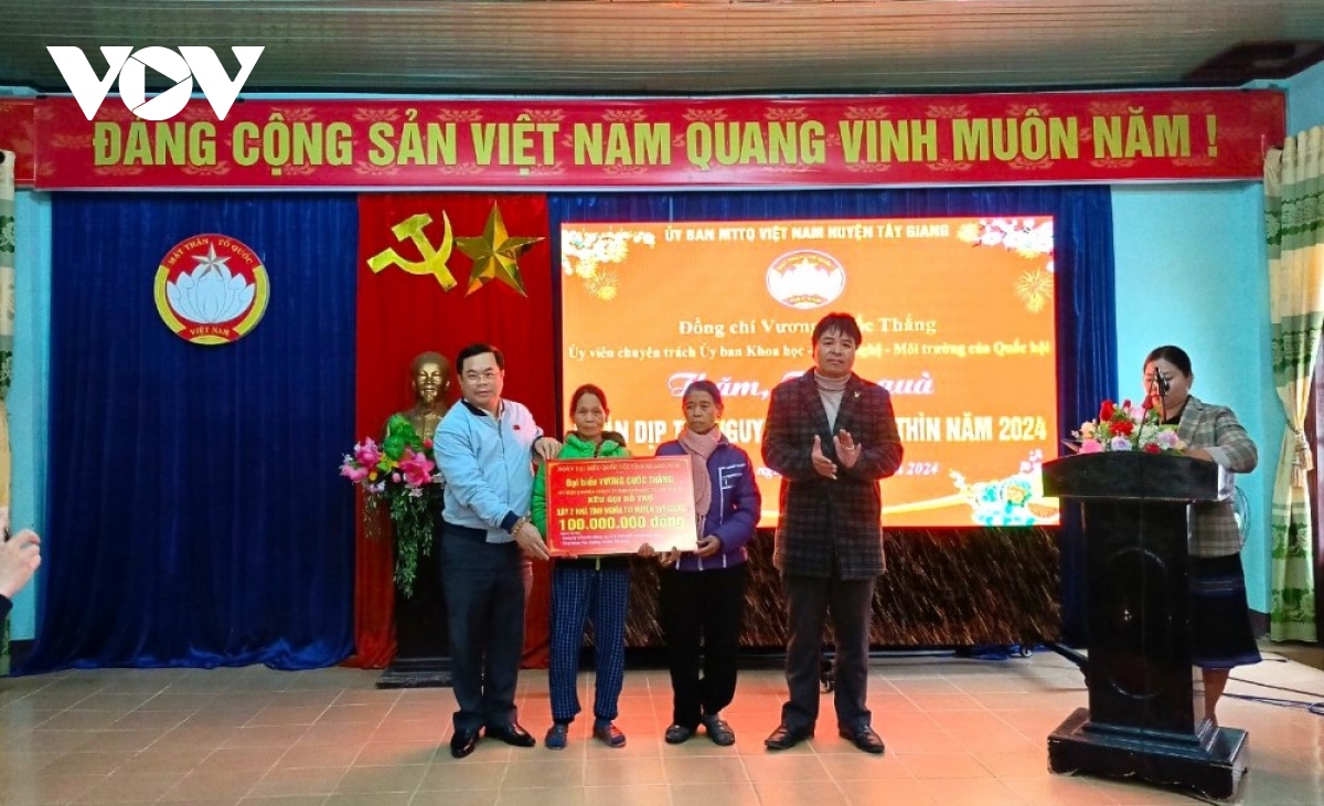 Trao 250 suất quà và 2 nhà đại đoàn kết tặng đồng bào miền núi Tây Giang, Quảng Nam
