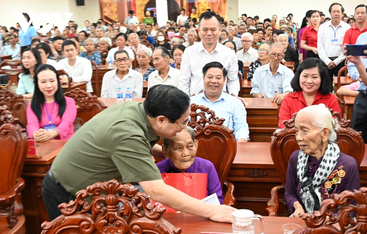 Thủ tướng thăm, tặng quà gia đình chính sách, hộ nghèo tại Cần Thơ