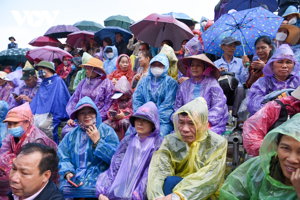 Hàng nghìn du khách đội mưa dự khai mạc lễ hội xuân Tây Yên Tử ở Bắc Giang