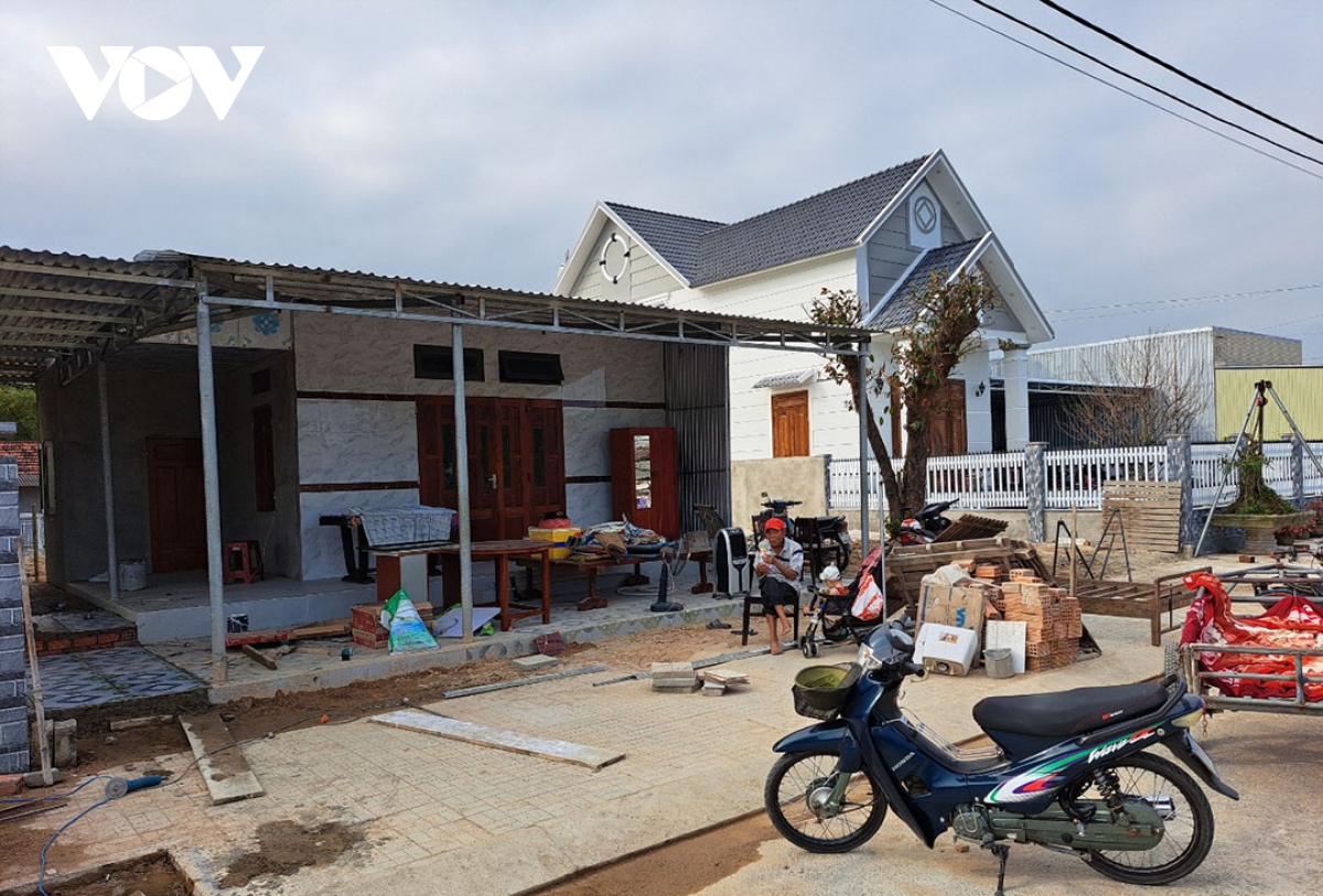 Người dân Quảng Ngãi hối hả xây nhà ở khu tái định cư đón Tết