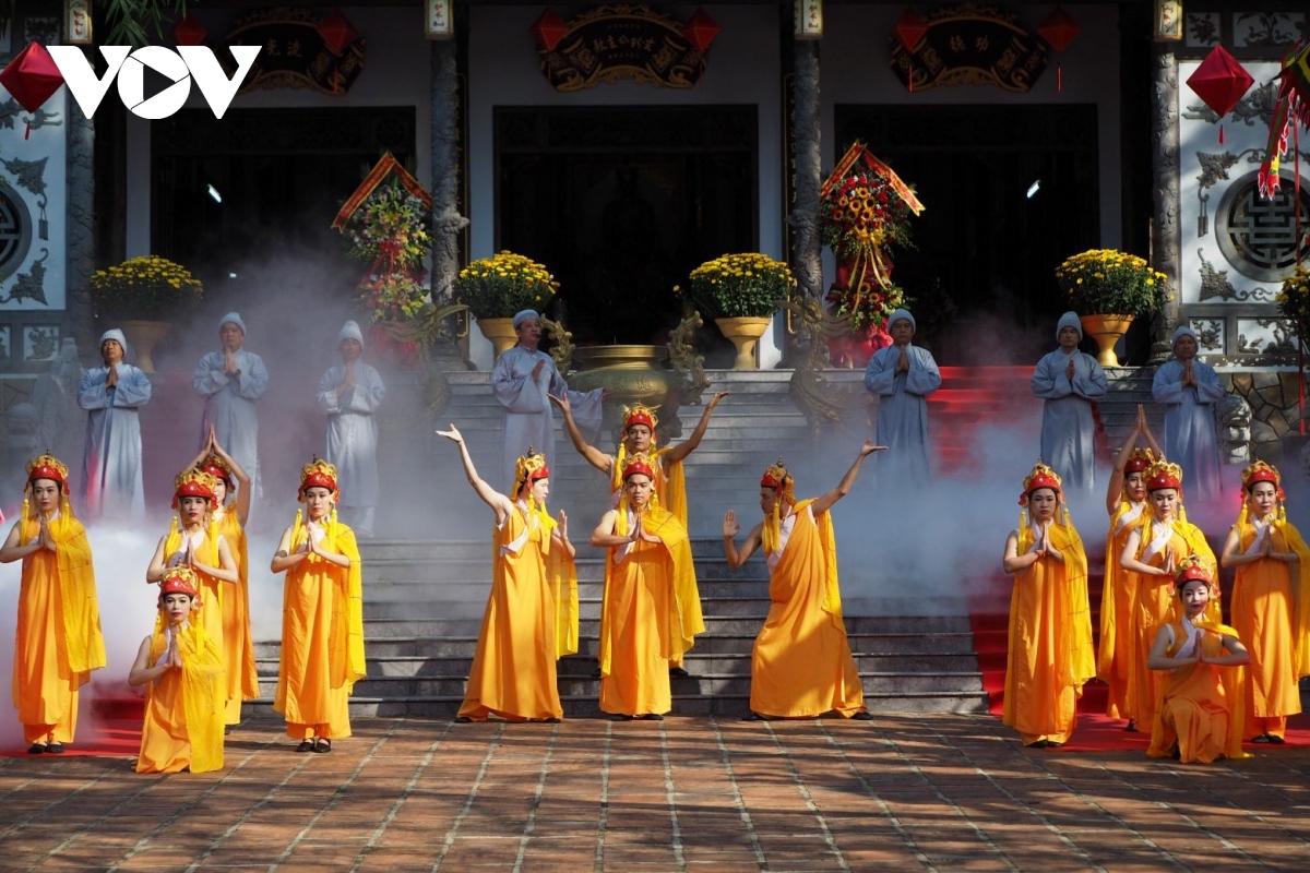 Đông đảo người dân và du khách tham gia lễ hội đền Huyền Trân