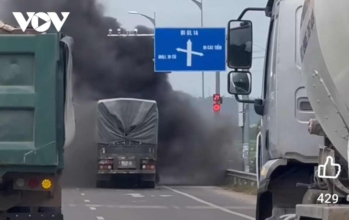 Kịp thời dập tắt đám cháy trên xe chở xi măng ở Bình Định