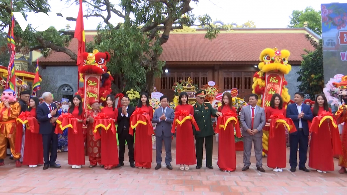 Người dân nô nức tham dự lễ hội đền Đức Vua Bà ở Bắc Ninh
