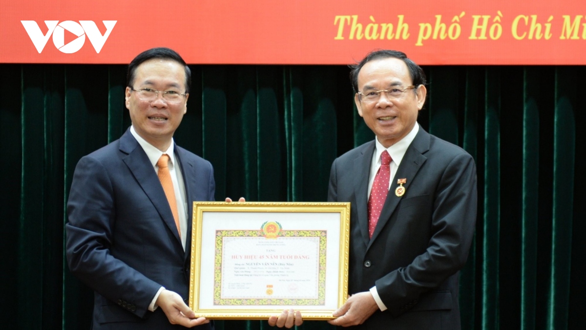 Chủ tịch nước trao Huy hiệu 45 năm tuổi Đảng tặng Bí thư TPHCM Nguyễn Văn Nên