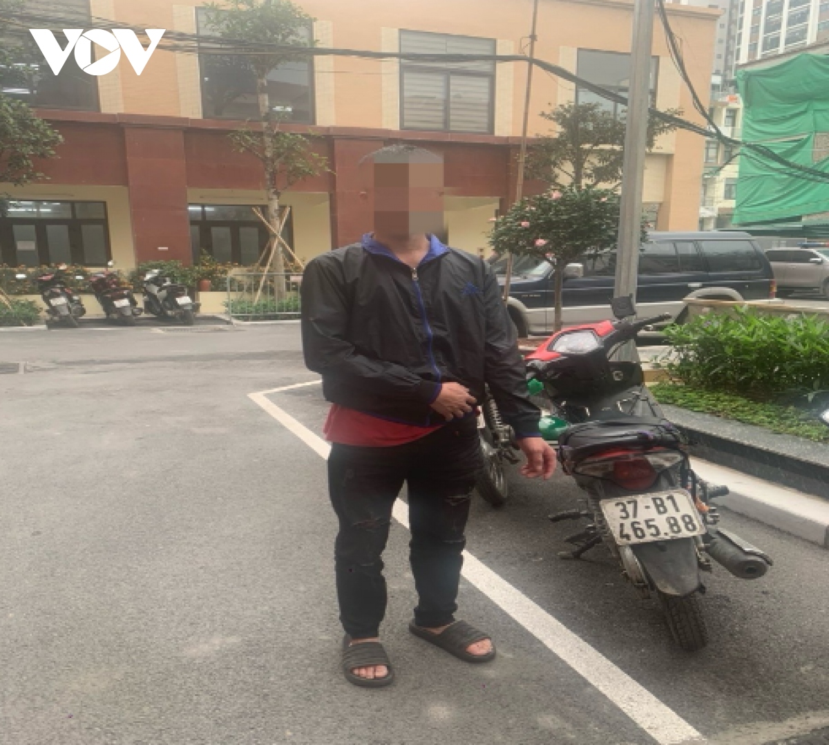 Tài xế nằm lái xe máy ở Đại lộ Thăng Long đã ra làm việc với công an