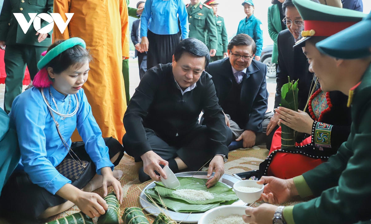 Uỷ viên Bộ Chính trị Nguyễn Xuân Thắng tặng quà Tết huyện miền núi Tiên Yên