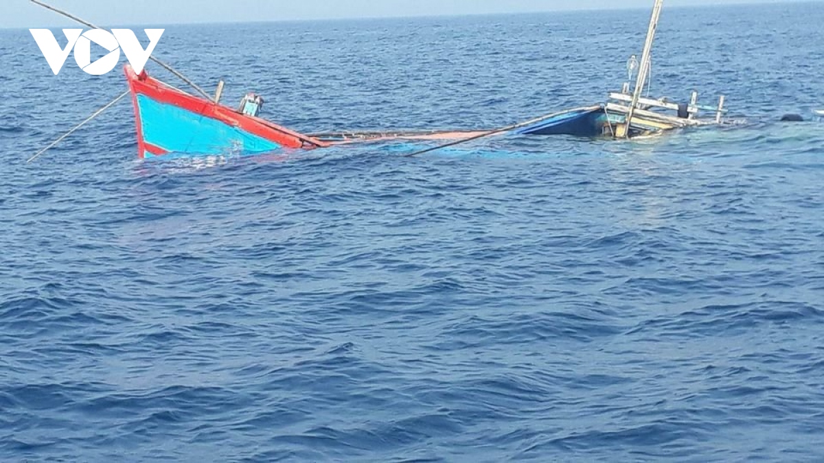 Tàu cá bị đâm chìm, 6 ngư dân được cứu vớt an toàn
