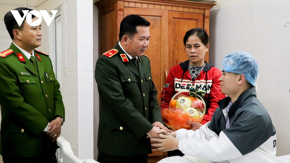 Quảng Ninh: Thăm hỏi, hỗ trợ chiến sĩ công an bị thương khi làm nhiệm vụ