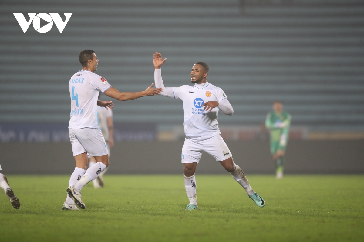 Rượt đuổi tỷ số ngoạn mục tới phút chót, Nam Định thắng kịch tính Hà Nội FC