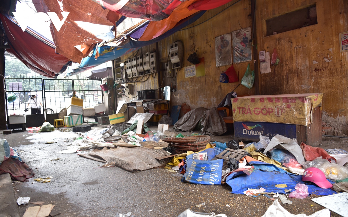 Chợ Mai Động nhếch nhác, ngập rác thải trước thời điểm bị dỡ bỏ