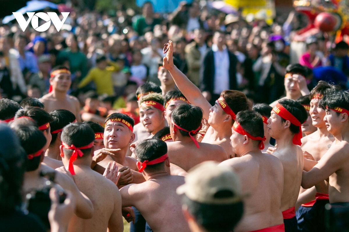 Gay cấn màn tranh đầu pháo trong Lễ hội pháo hoa ở Cao Bằng