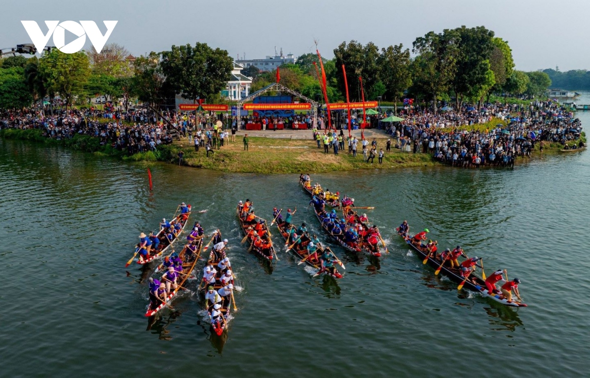 Du khách đổ về Huế xem đua ghe truyền thống trên sông Hương