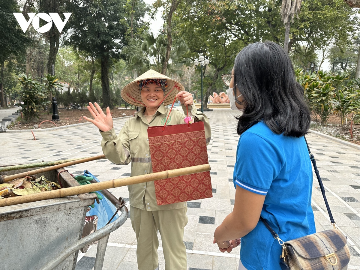 Món quà 8/3 ý nghĩa dành tặng các nữ công nhân vệ sinh môi trường ở Hà Nội