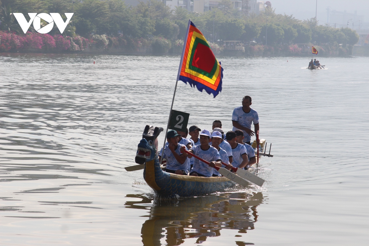 Hấp dẫn giải đua thuyền truyền thống tỉnh Bình Định