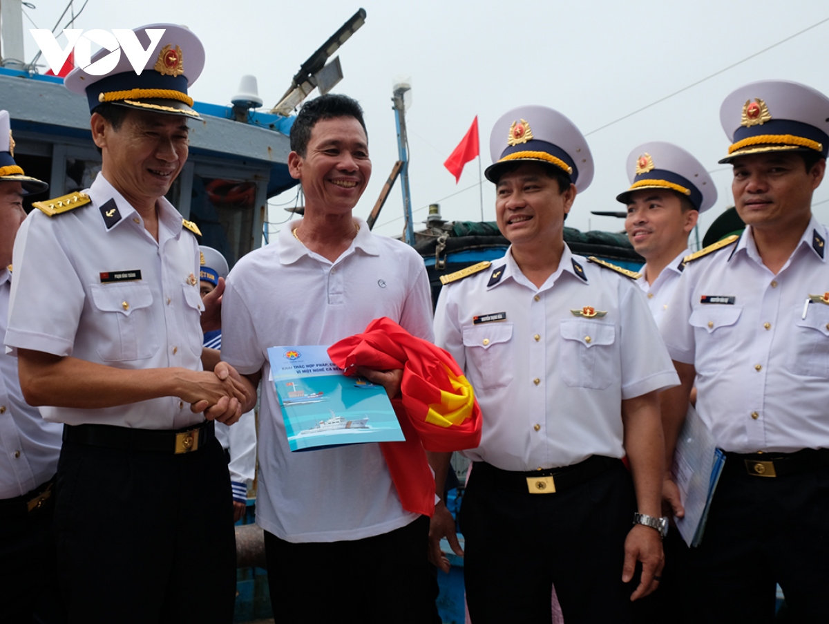Vùng 3 Hải quân tặng quà ngư dân vươn khơi, bám biển