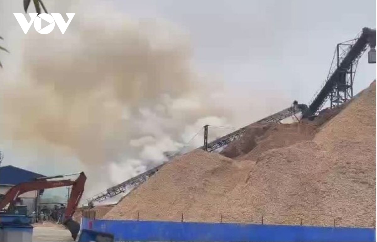 Cháy dữ dội bãi dăm gỗ ở Khu kinh tế Chân Mây-Lăng Cô