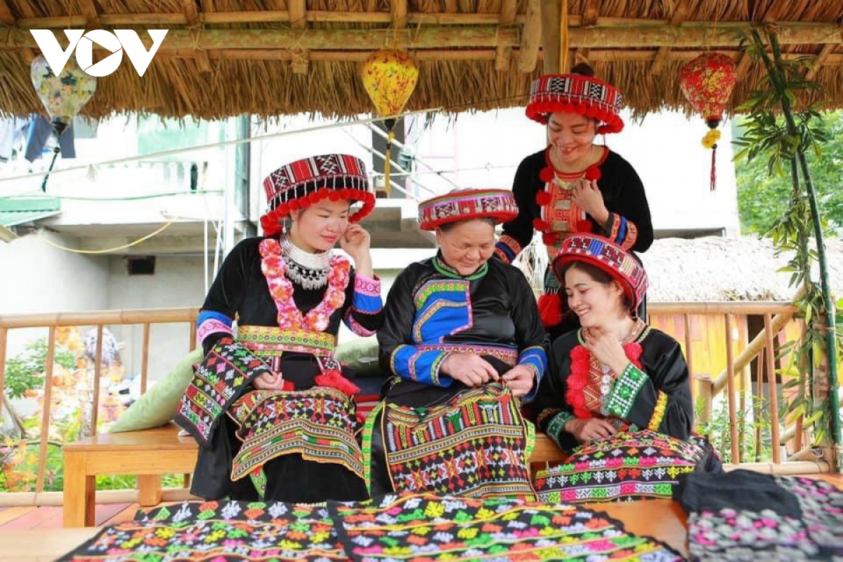 Người phụ nữ nâng tầm sản phẩm thủ công truyền thống đồng bào Dao ở Bắc Kạn
