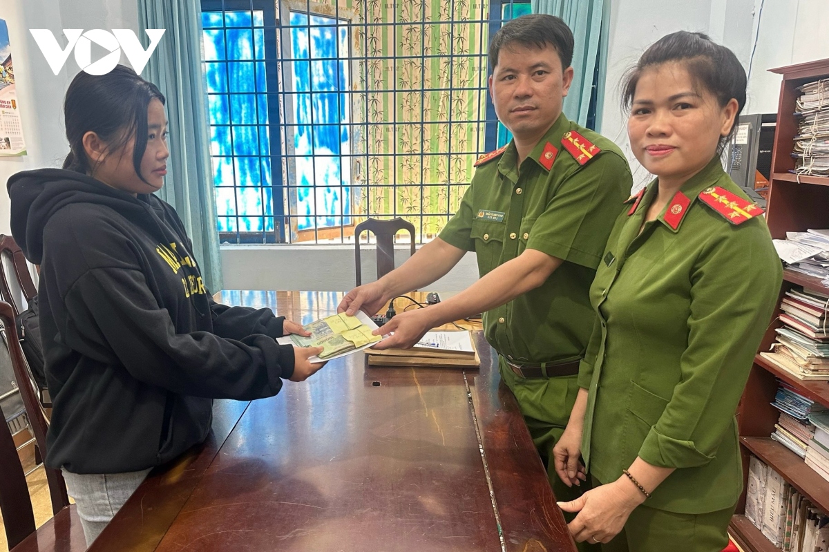 Gia đình nghèo ở Đắk Nông rớt nước mắt nhận lại tiền bị lừa đảo trên mạng xã hội