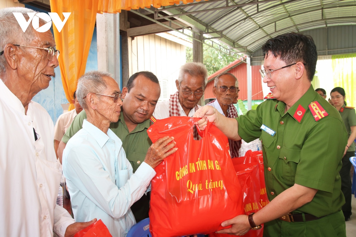 Khám bệnh, tặng quà cho người dân Campuchia và người Campuchia gốc Việt
