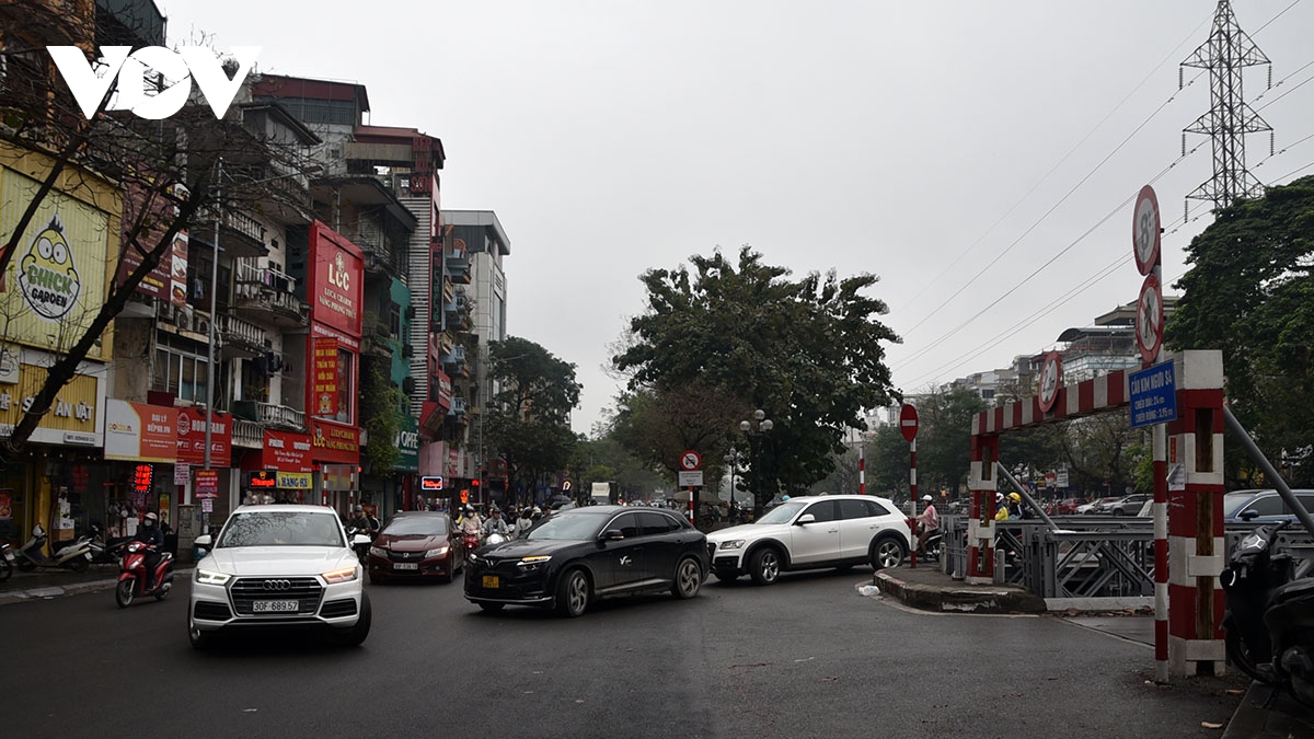 Ngày đầu điều chỉnh giao thông phố Kim Ngưu, nhiều xe đi nhầm đường cấm