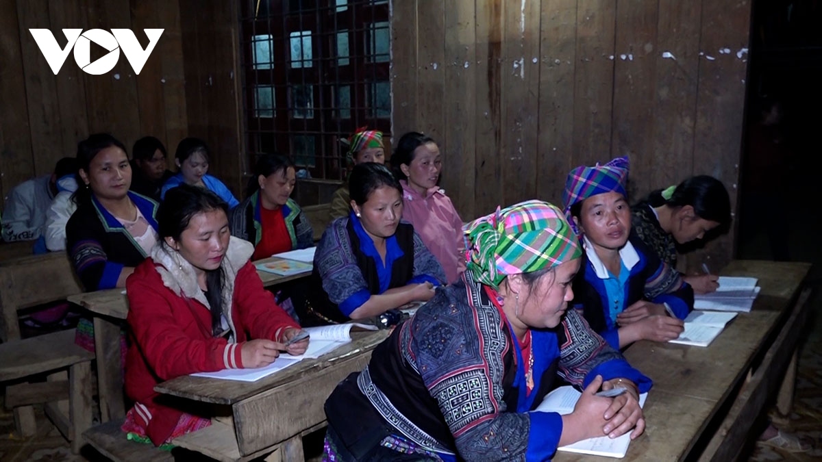Học chữ để thoát nghèo, quyết tâm của phụ nữ Mông vùng cao Mù Cang Chải