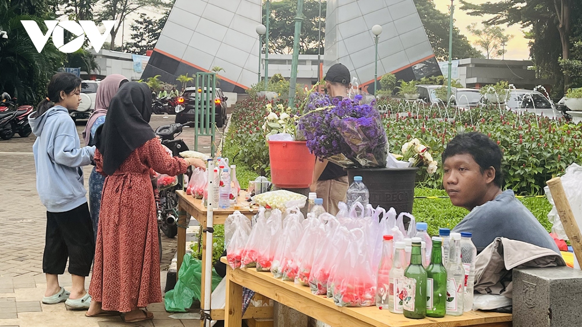 Người dân Indonesia đón tháng lễ Ramadan với nỗi lo giá cả tăng cao