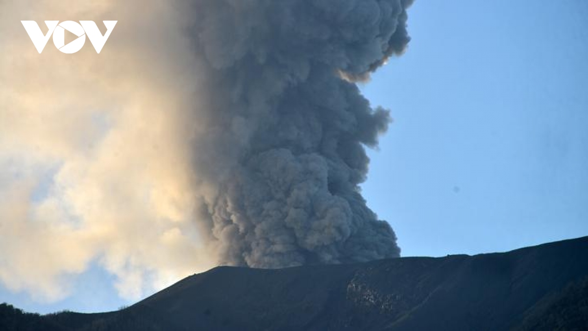 Indonesia đóng cửa sân bay quốc tế vì núi lửa phun trào