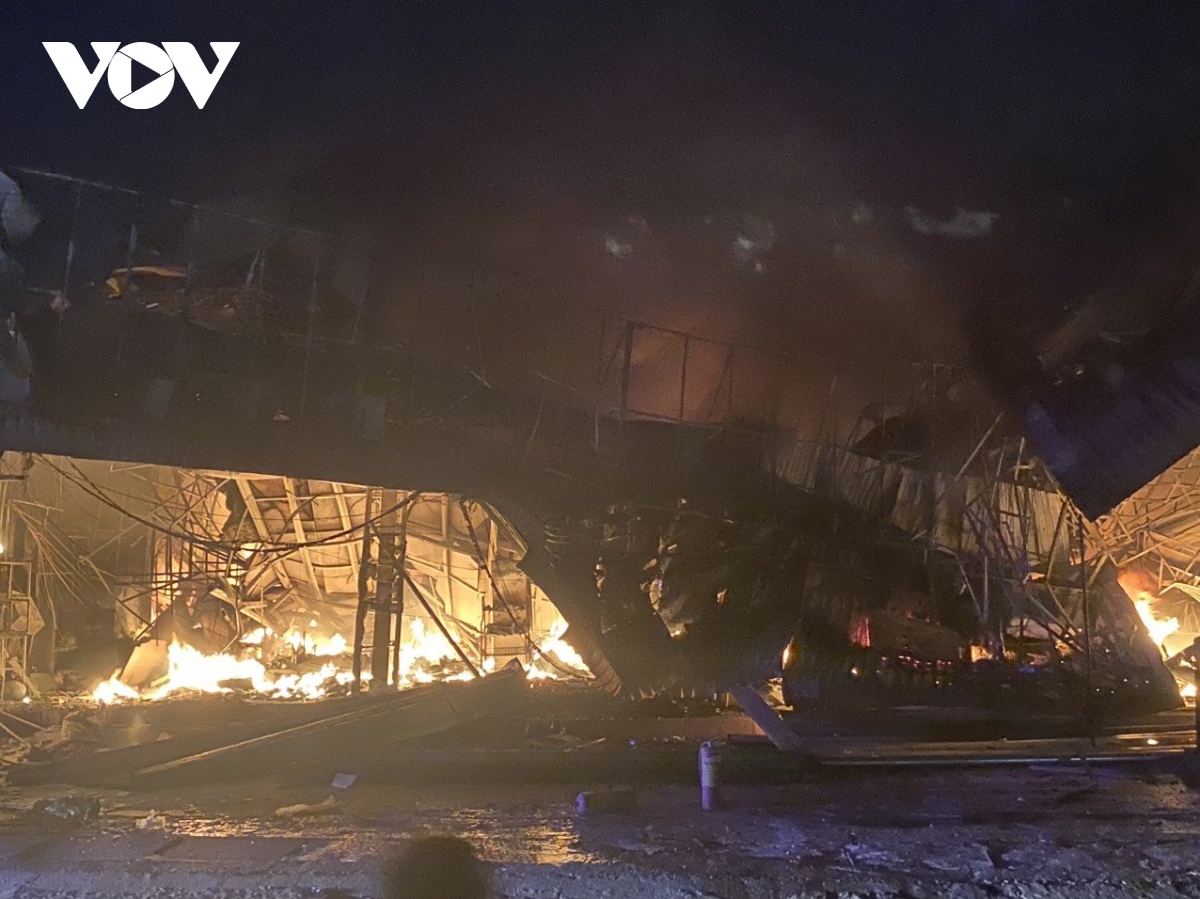 Nhà sách Tuấn Minh ở Bình Phước đổ sập sau vụ cháy
