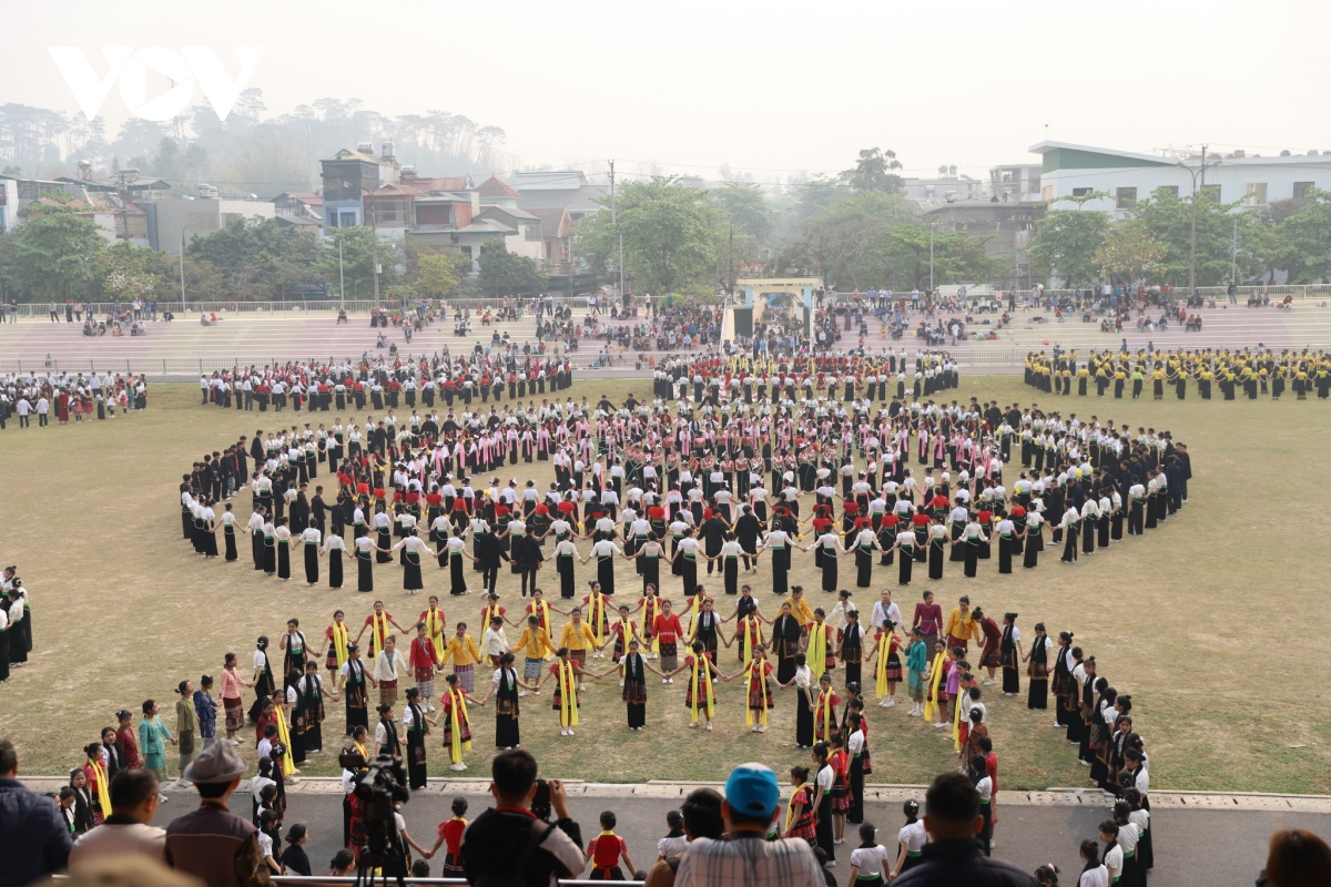 Hơn 2.000 người tham gia màn đại xòe ở Điện Biên