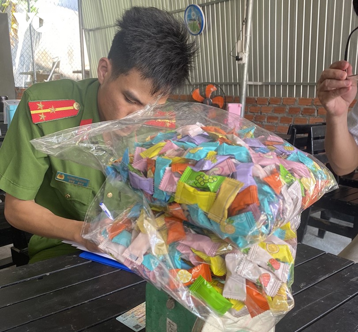 16 học sinh ở Quảng Ngãi nghi ngộ độc do ăn kẹo mua trước cổng trường