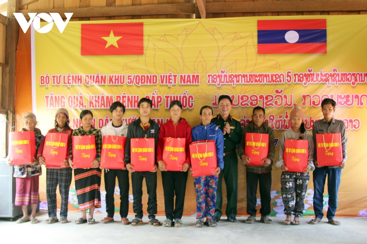 Đoàn công tác Quân khu 5 tặng quà, khám bệnh miễn phí tại tỉnh Sê Kông, Lào