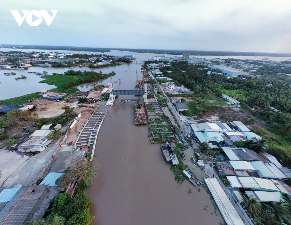Đóng khẩn cấp cống âu kênh Nguyễn Tấn Thành để ngăn mặn
