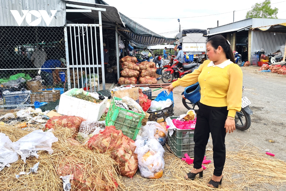 Tiểu thương Cà Mau bức xúc vì phải chở rác ở chợ về nhà đổ