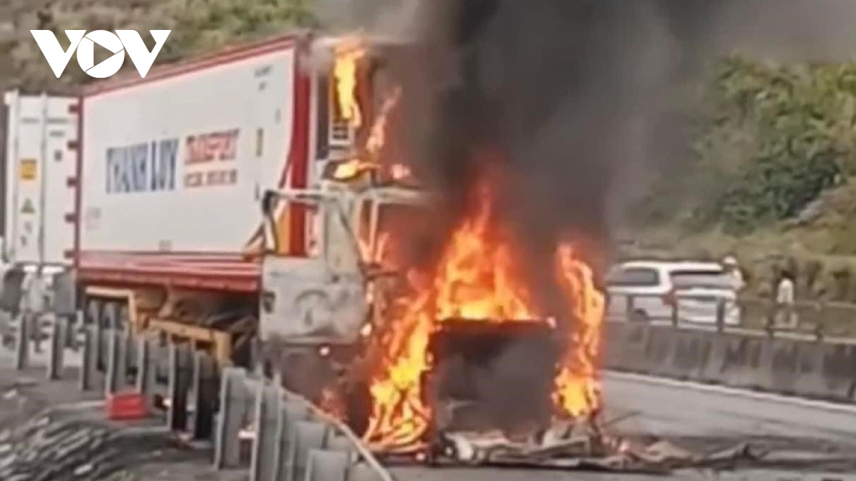 Xe tải bốc cháy trên Quốc lộ 1A khi qua đèo Lý Hòa