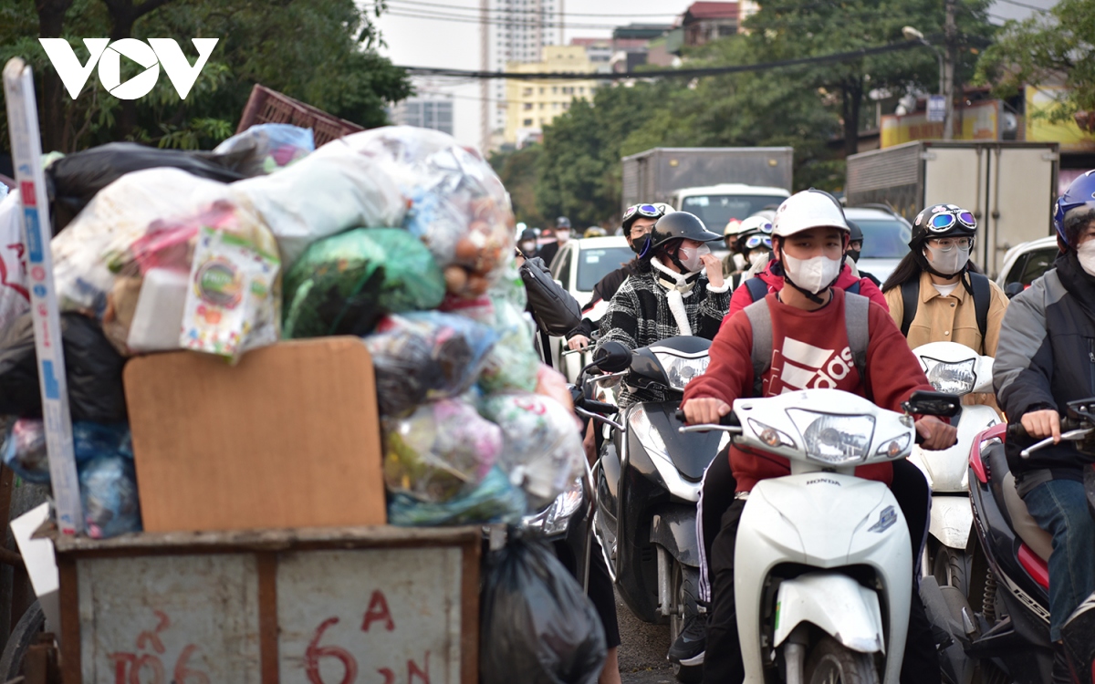 Xe tập kết rác chiếm dụng lòng đường gây cản trở giao thông ở Hà Nội