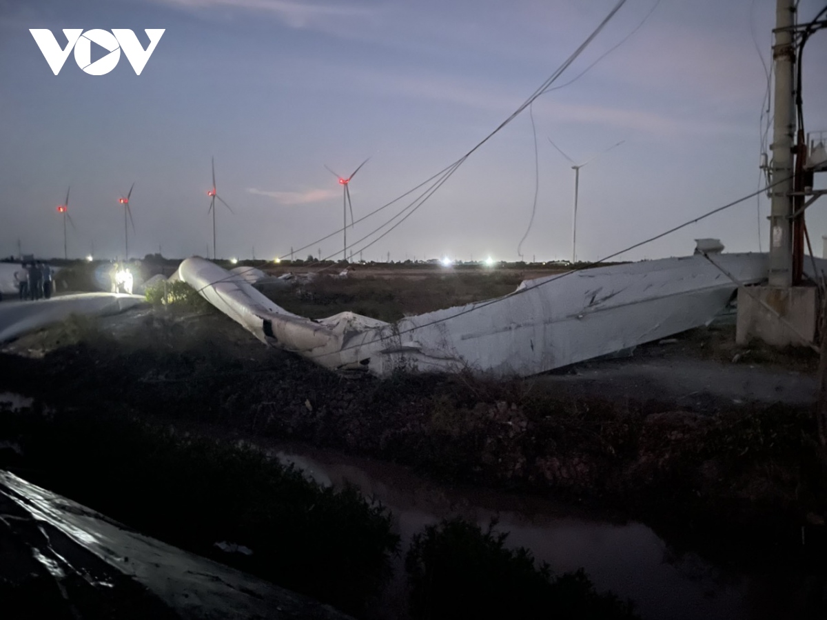Cánh quạt tại một trụ tuabin điện gió bị rơi gãy ở Bạc Liêu