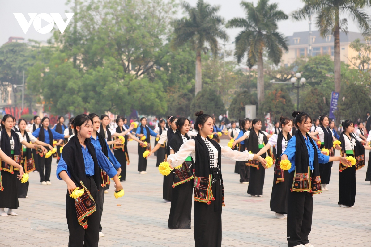 2.200 học sinh, sinh viên Điện Biên biểu diễn dân vũ, điệu nhảy đường phố