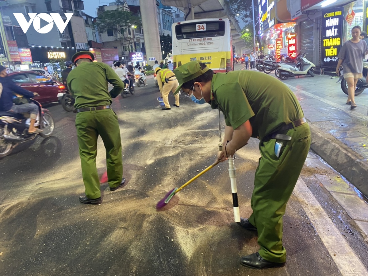 Hà Nội: Khắc phục sự cố tràn dầu khiến hàng loạt xe trơn trượt trên đường Cầu Giấy